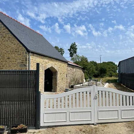 Ty Auguste, Petite Maison Bretonne Plobannalec